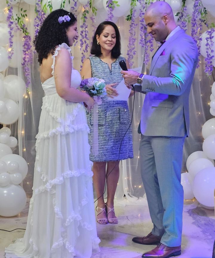 Mariela Morales Camps oficiando una boda