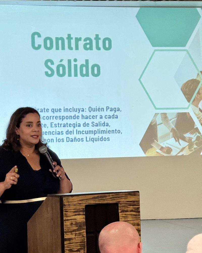 Cynthia Román Sánchez ofreciendo el seminario Contrato Sólido